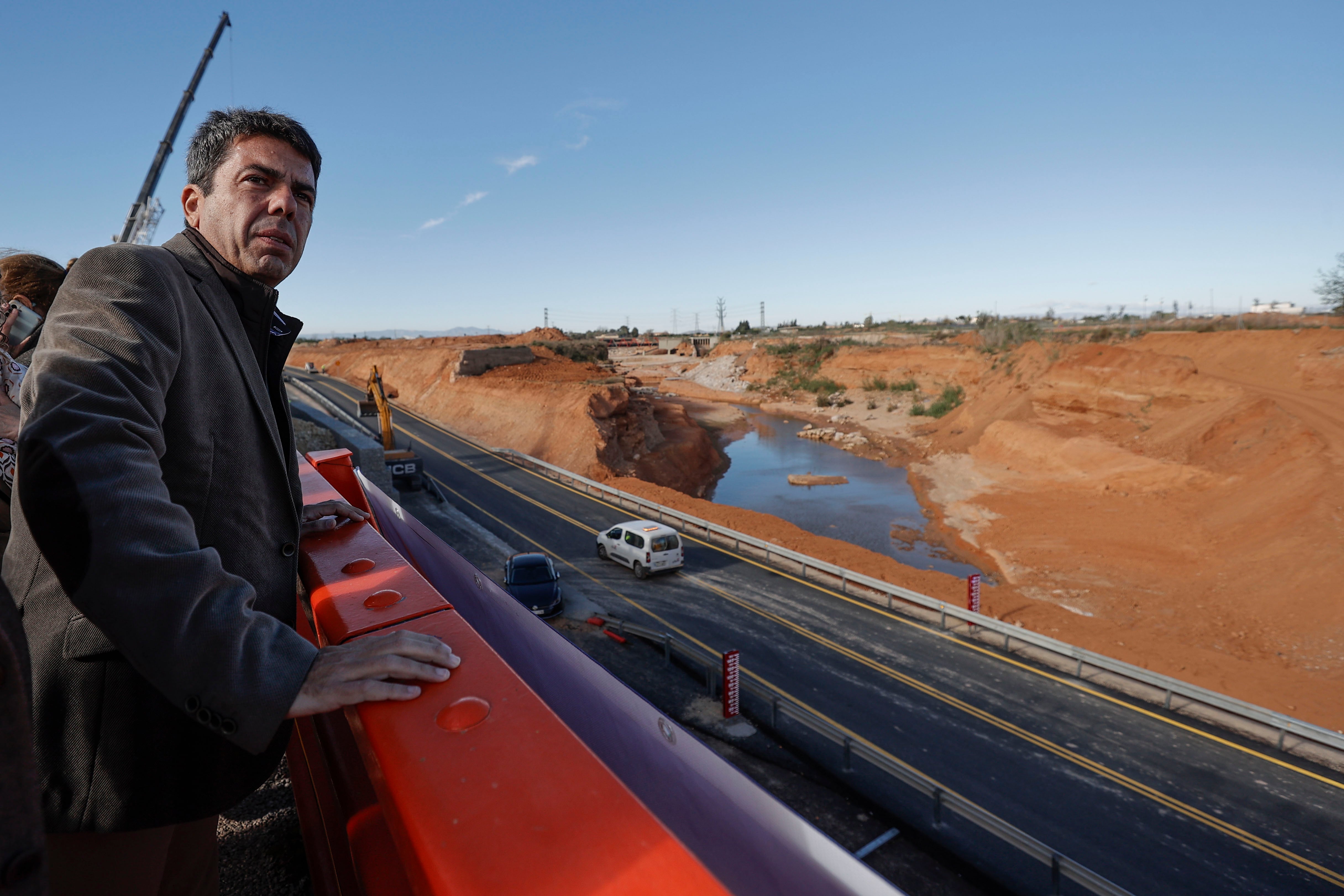 El president de la Generalitat, Carlos Mazón, visita este sábado las obras de reparación del viaducto de la CV-36, que resultó gravemente dañado por la dana del pasado 29 de octubre, entre los términos de Aldaia y Torrent.