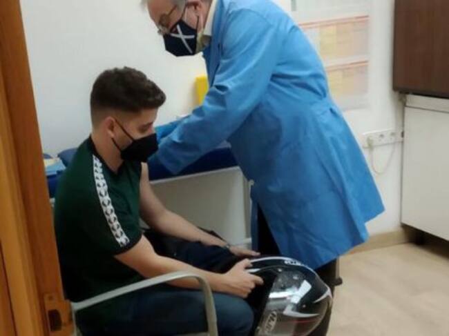 Felipe Coello ha asegurado en Radio Murcia que ha llegado a vacunar a cientos de personas como licenciado en medicina