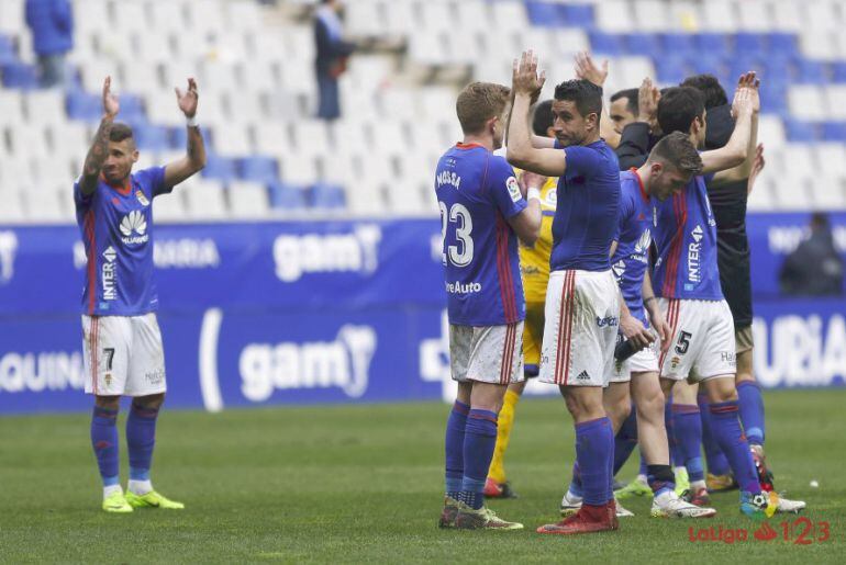 Los jugadores del Real Oviedo se despiden de la afición tras la derrota.