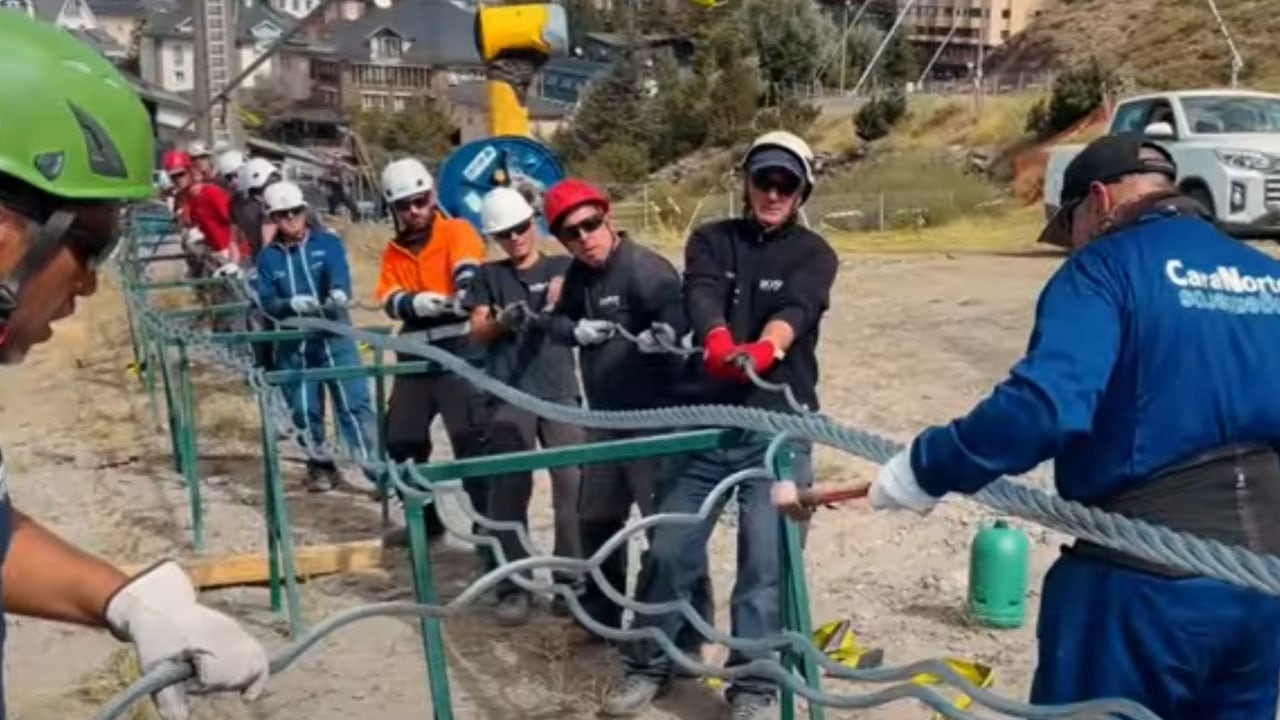 Trabajos de instalación del nuevo telecabina Al Ándalus en la estación esquí de Sierra Nevada (Granada)