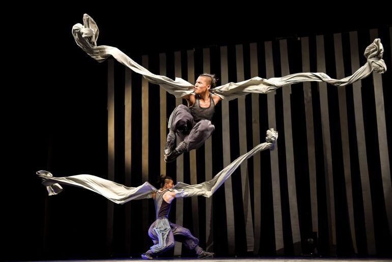 GEO08 VELES (MACEDONIA) 28/04/2015.- Fotografía facilitada hoy, miércoles 29 de abril de 2015 de dos bailarines de la compañía de danza contemporánea pequinesa Dragon Kung Fu actúan en la última jornada del Festival de Danza en Veles (Macedonia) anoche. E