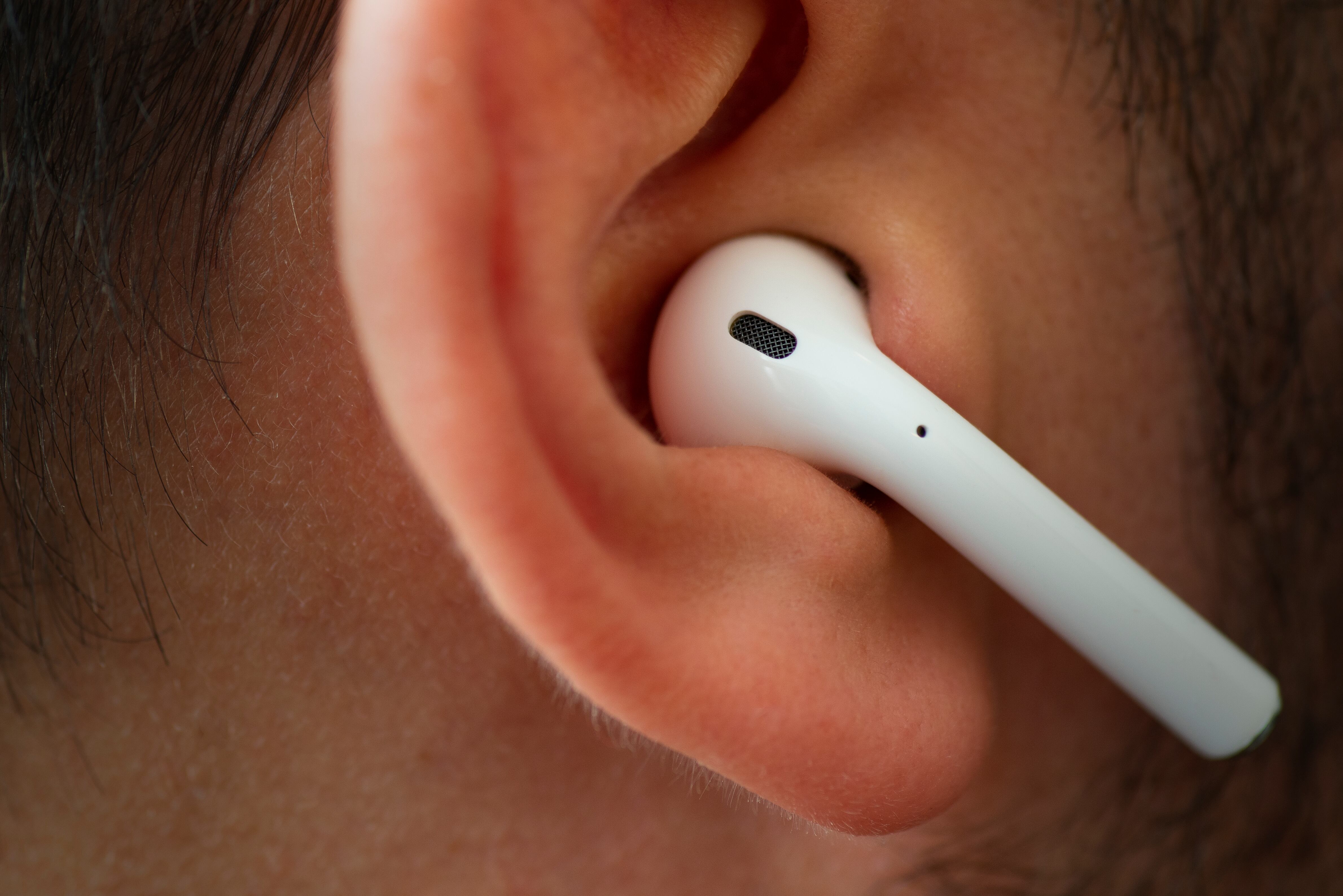 Un hombre escuchando música en sus auriculares.