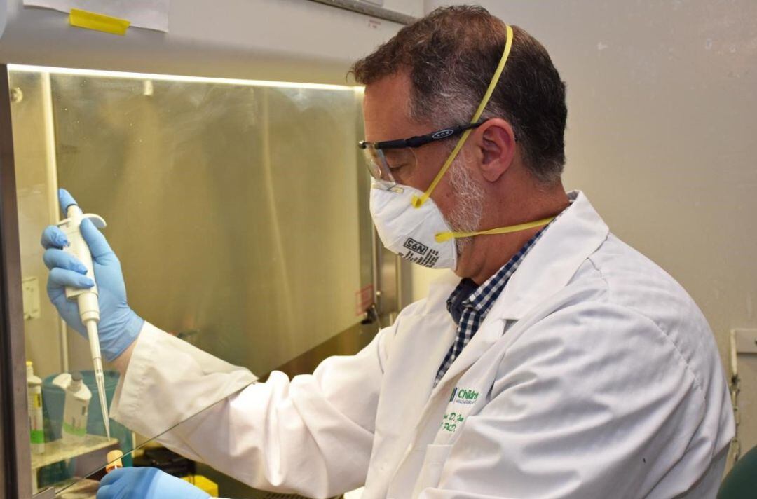 Investigador en un laboratorio