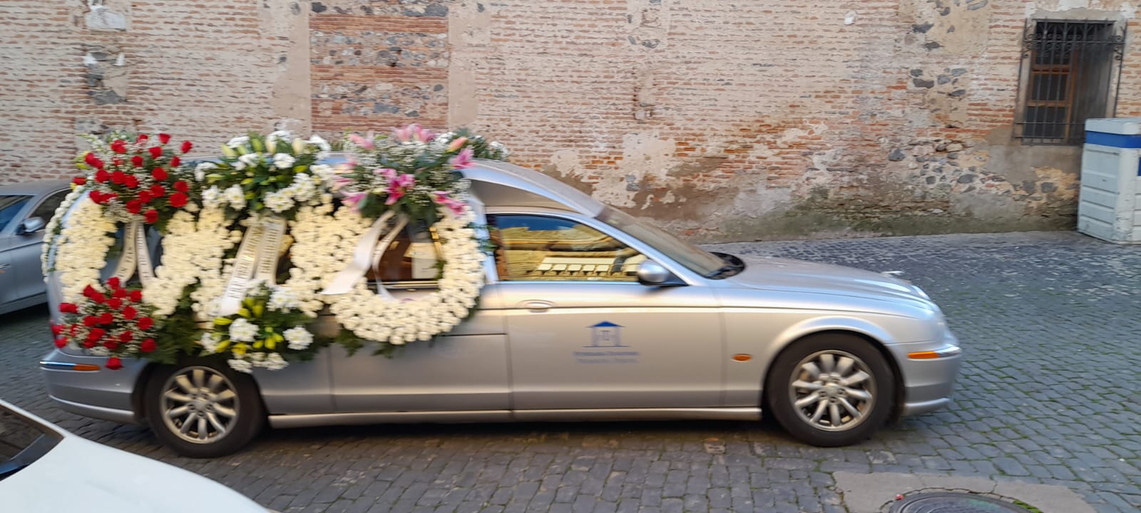 Llegada del coche funebre a la parroquia de Nuestra Señora de la Asunción en Piedrabuena