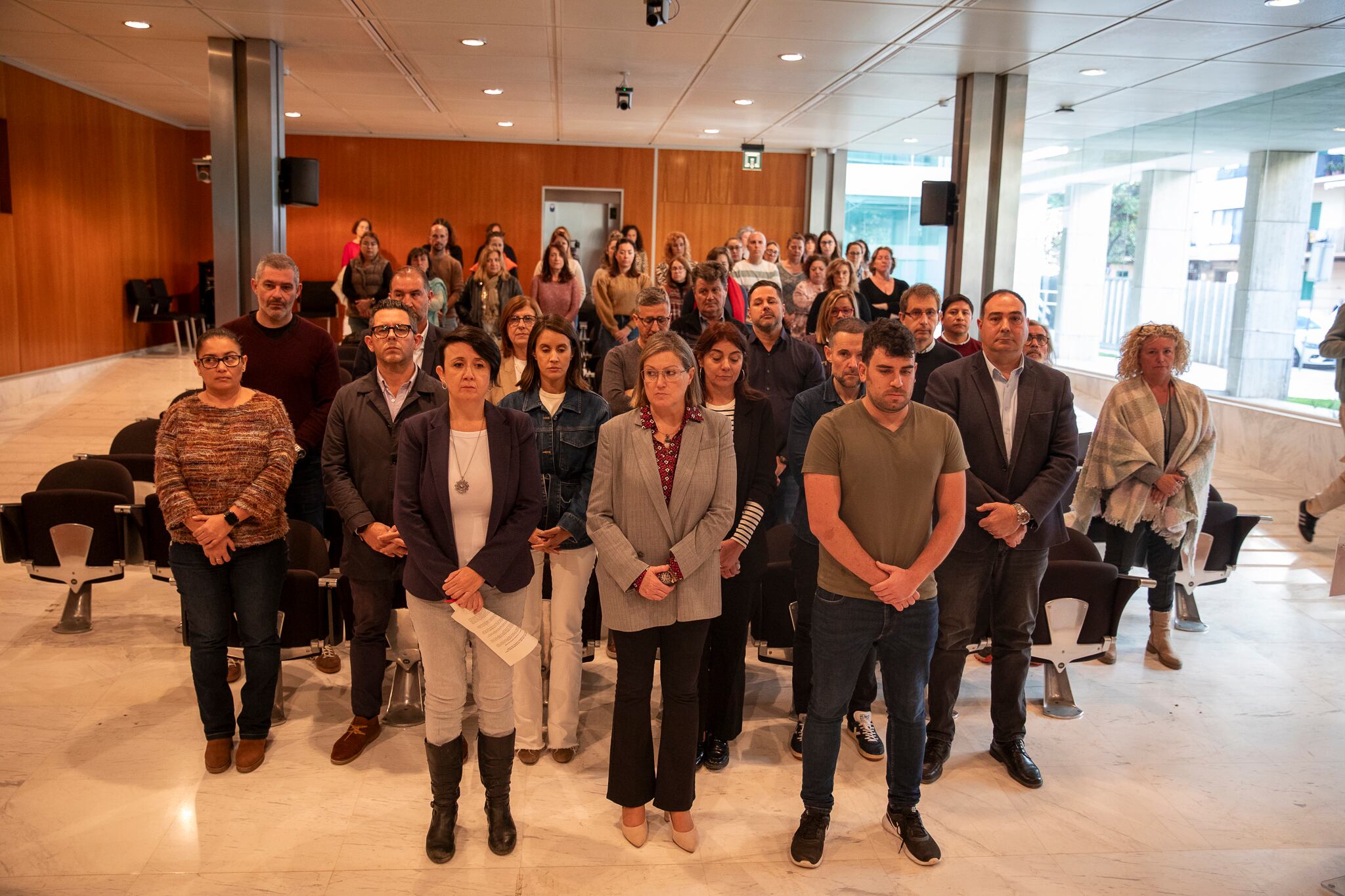 Minuto de silencio en el Consell de Ibiza