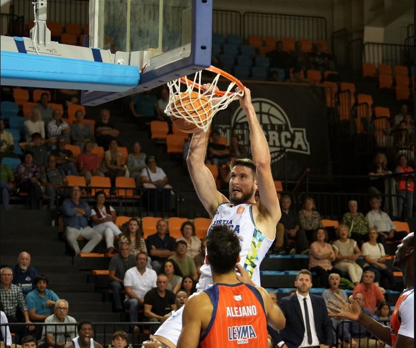 Víctor Arteaga esmaixa la pilota durant el partit de Copa d'Espanya.