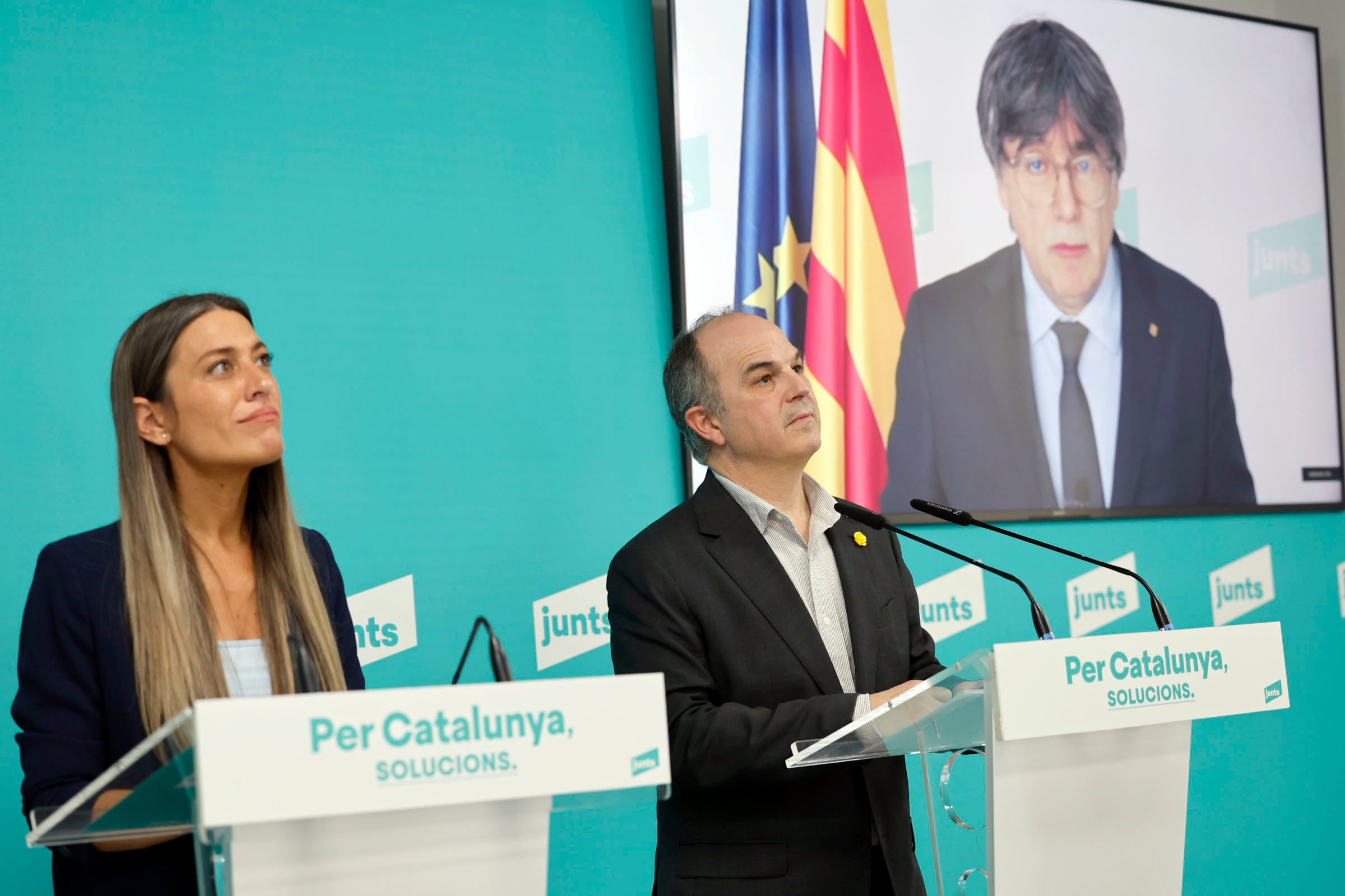 El secretario general de Junts, Jordi Turull, y la portavoz en el Congreso, Miriam Nogueras, durante la rueda de prensa ofecida este martes acompañados por el presidente del partido, Carles Puigdemont