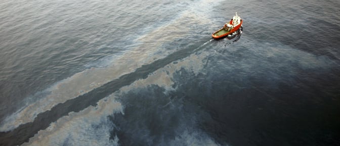 Fotografía facilitada por Salvamento Marítimo de uno de los barcos que trabajan en la limpieza de la mancha de crudo de Tarragona