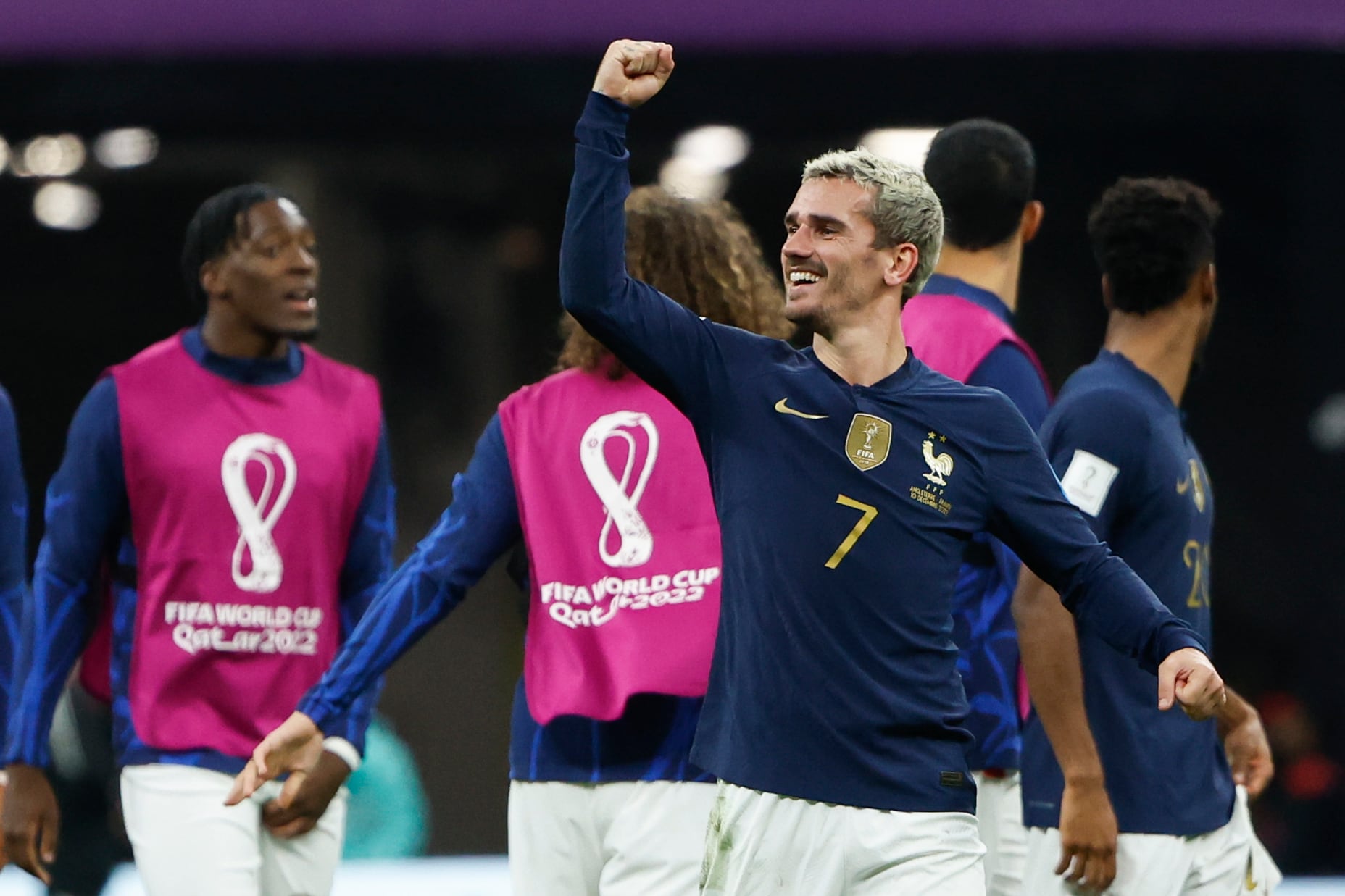 GR6132. JOR (CATAR), 10/12/2022.- Antoine Griezmann de Francia celebra hoy, en un partido de los cuartos de final del Mundial de Fútbol Qatar 2022 entre Inglaterra y Francia  en el estadio Al Bait en Jor (Catar). EFE/ Juanjo Martín
