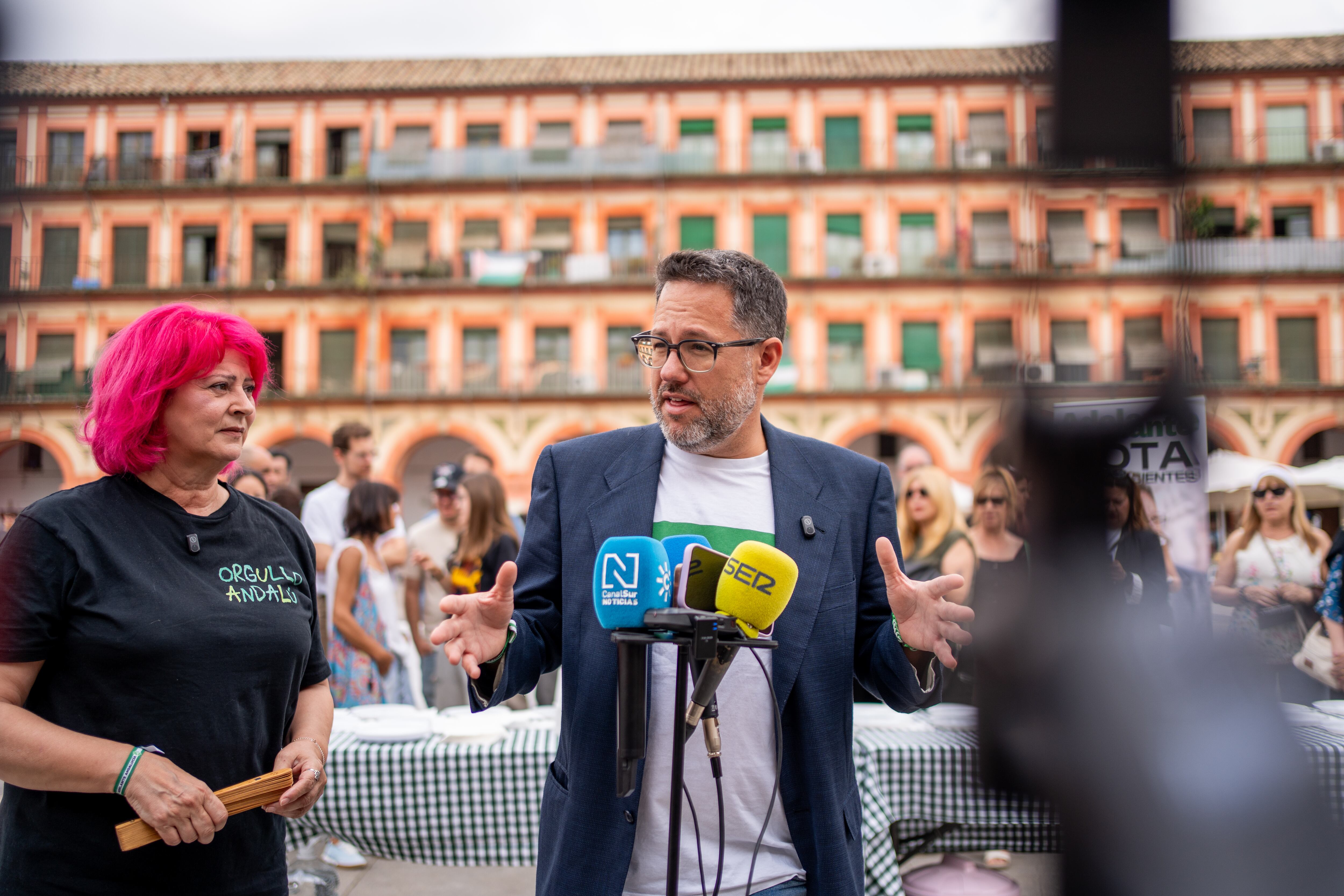 José Ignacio García, junto a Mariví Serrano, en la plaza de la Corredera de Córdoba.