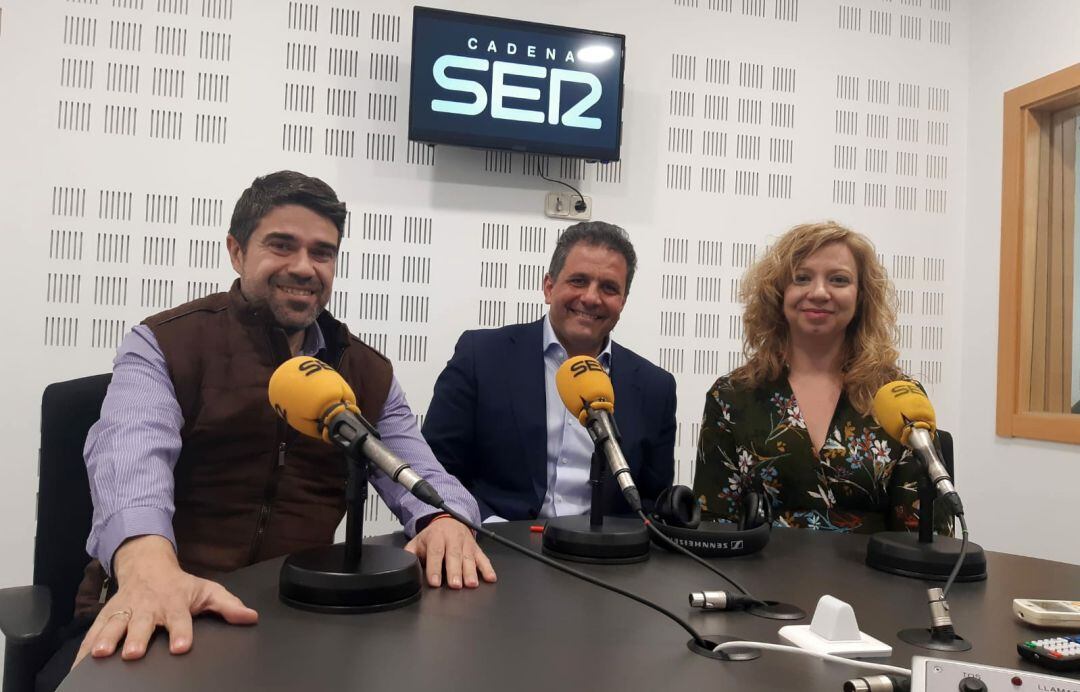 De izquierda a derecha, David Conde, candidato del PP en Valdemoro y portavoz municipal, Ramón Jurado, candidato del PSOE en Parla y Secretario General en Parla, y Chus Alonso, alcaldesa de Ciempozuelos y candidata a la reelección por Ahora Ciempozuelos