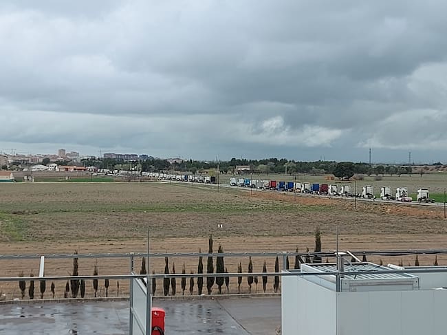 Así se veía la caravana de camiones por la carretera de Valencia