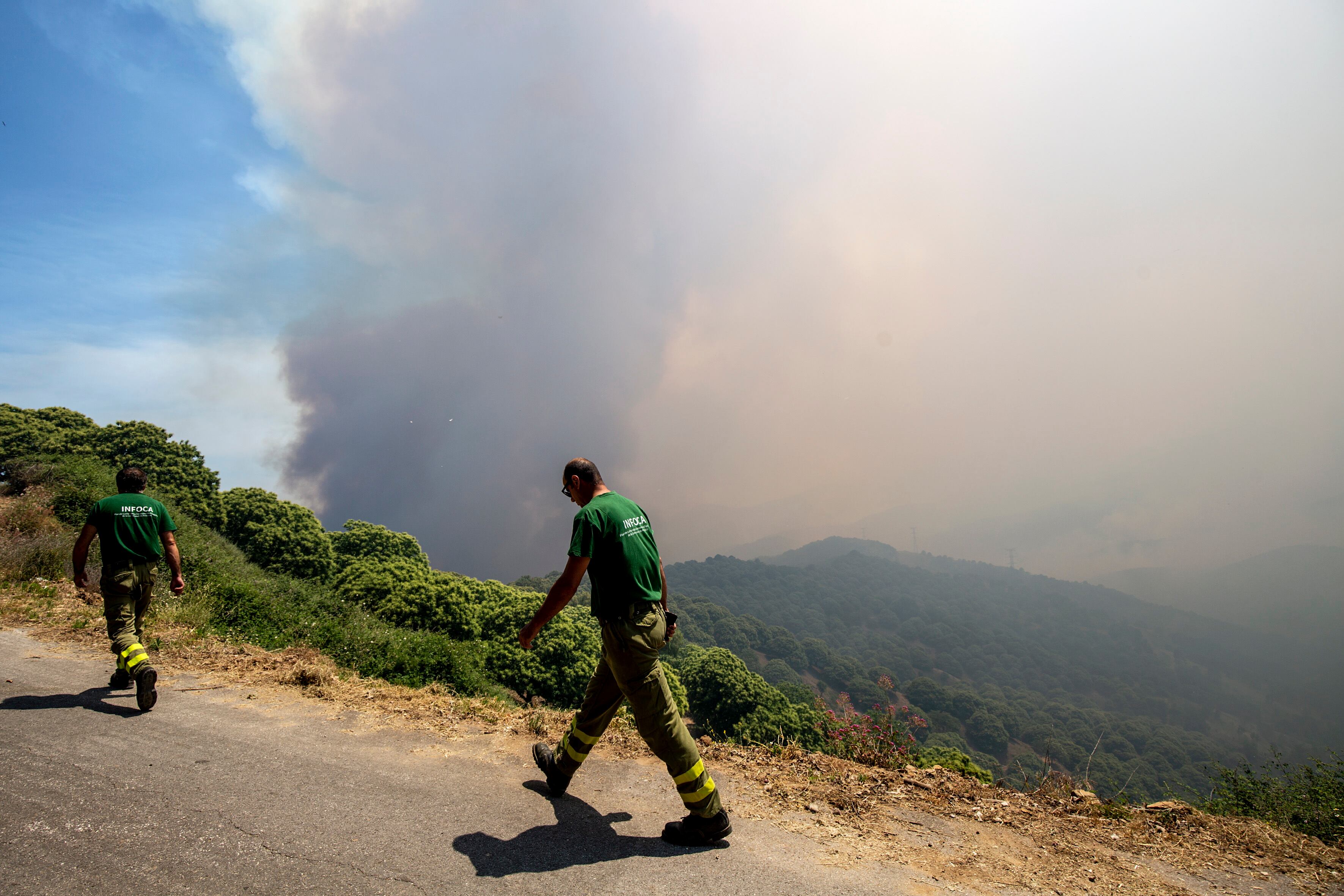 Varios operarios durante las labores de extinción del incendio forestal de Pujerra (Málaga).