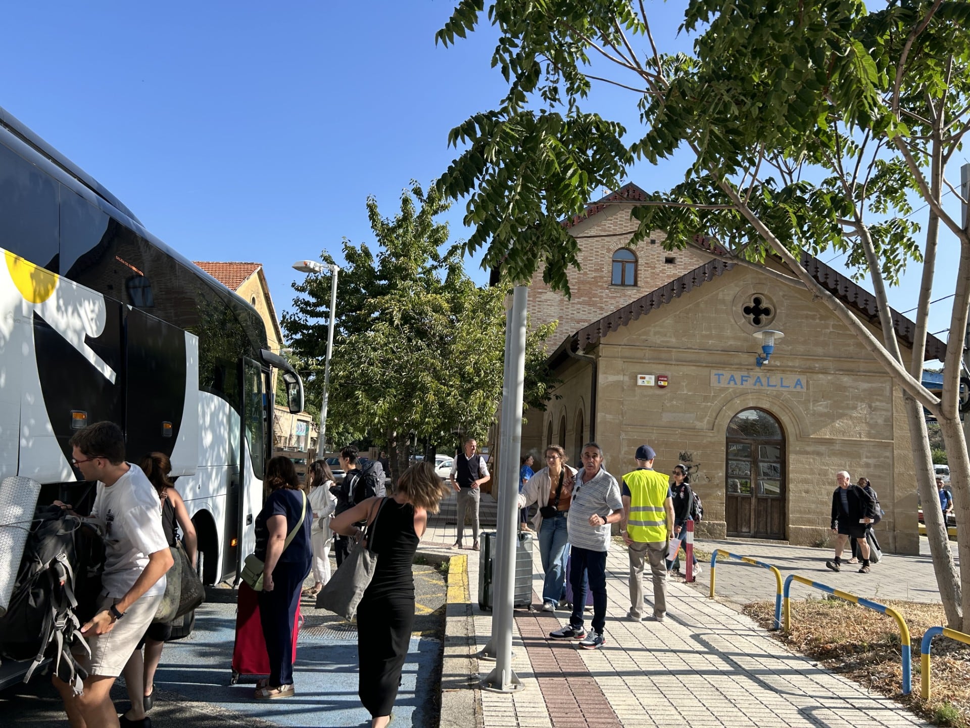 Transbordo de viajeros del tren Alvia de  Madrid a los autobuses que iban a completar el viaje de Tafalla hasta Pamplona