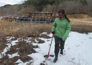 Raquel Montón realiza mediciones de radiactividad en una de las zonas evacuadas tras el accidente de Fukushima