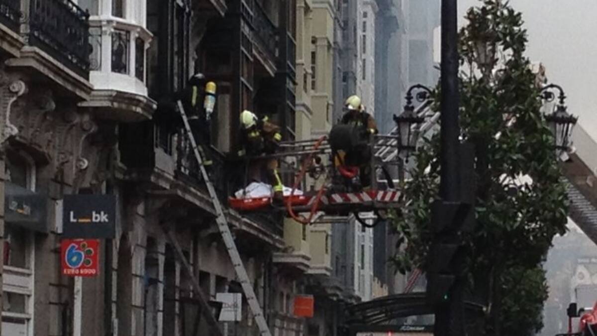 Fallece un bombero en la extinción del incendio de la calle Uría