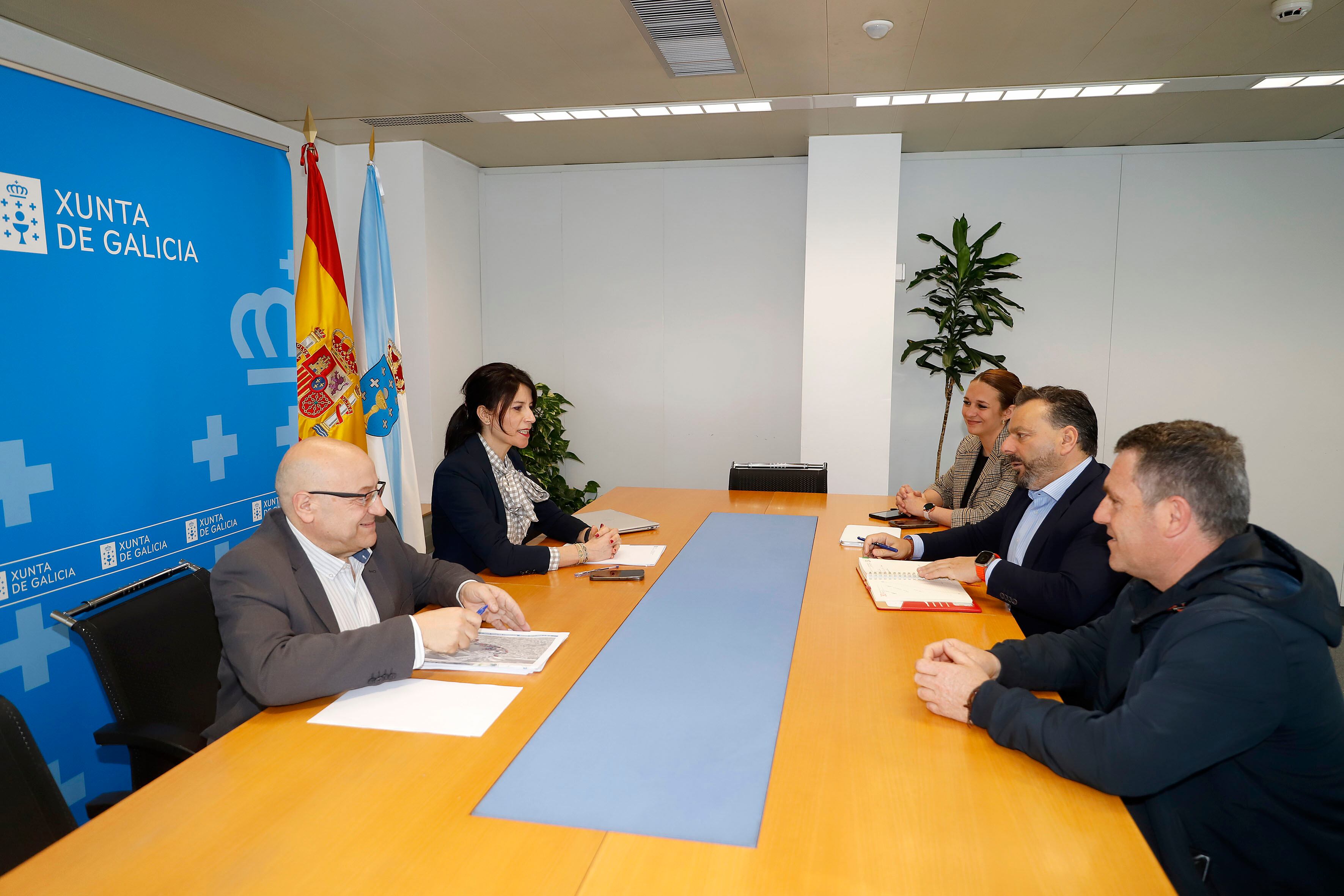 La conselleira de Infraestructuras, María Martínez Allegue, con Dolores Castiñeira, alcaldesa de Salceda de Caselas y el alcalde de Gondomar, Paco Ferreira