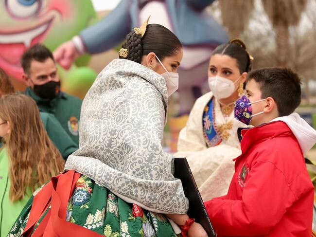 La Fallera Mayor de València charla con los falleros y falleras de la falla Manuel Meliá i Fuster - Carles Cortina "La Nova de Benicalap"