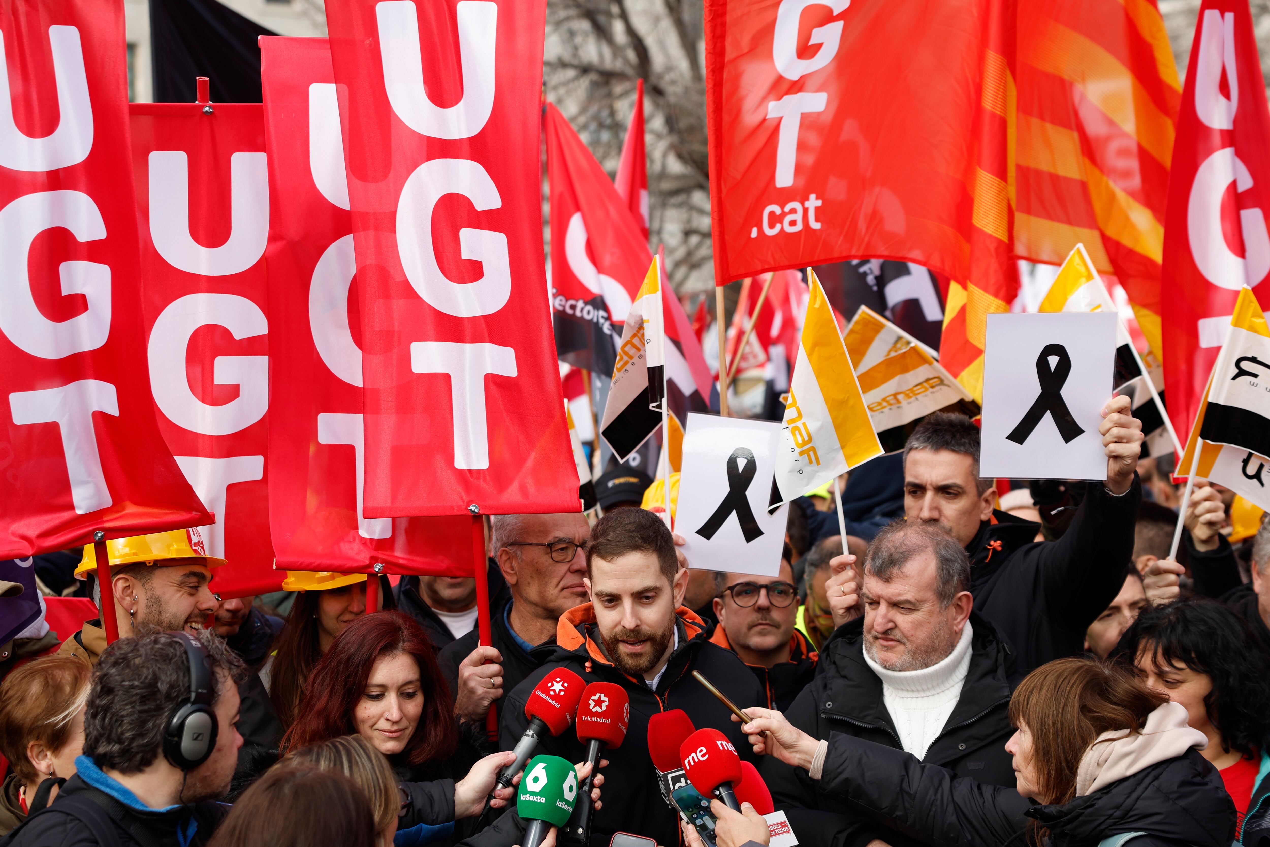 Los sindicatos ferroviarios mantienen la huelga para los días 9, 10 y 11 de febrero tras su reunión con Óscar Puente. EFE/ Javier Lizón