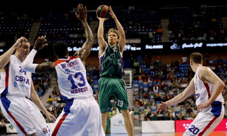 Kuzminskas lanza a canasta en el partido contra el CSKA en el Martín Carpena