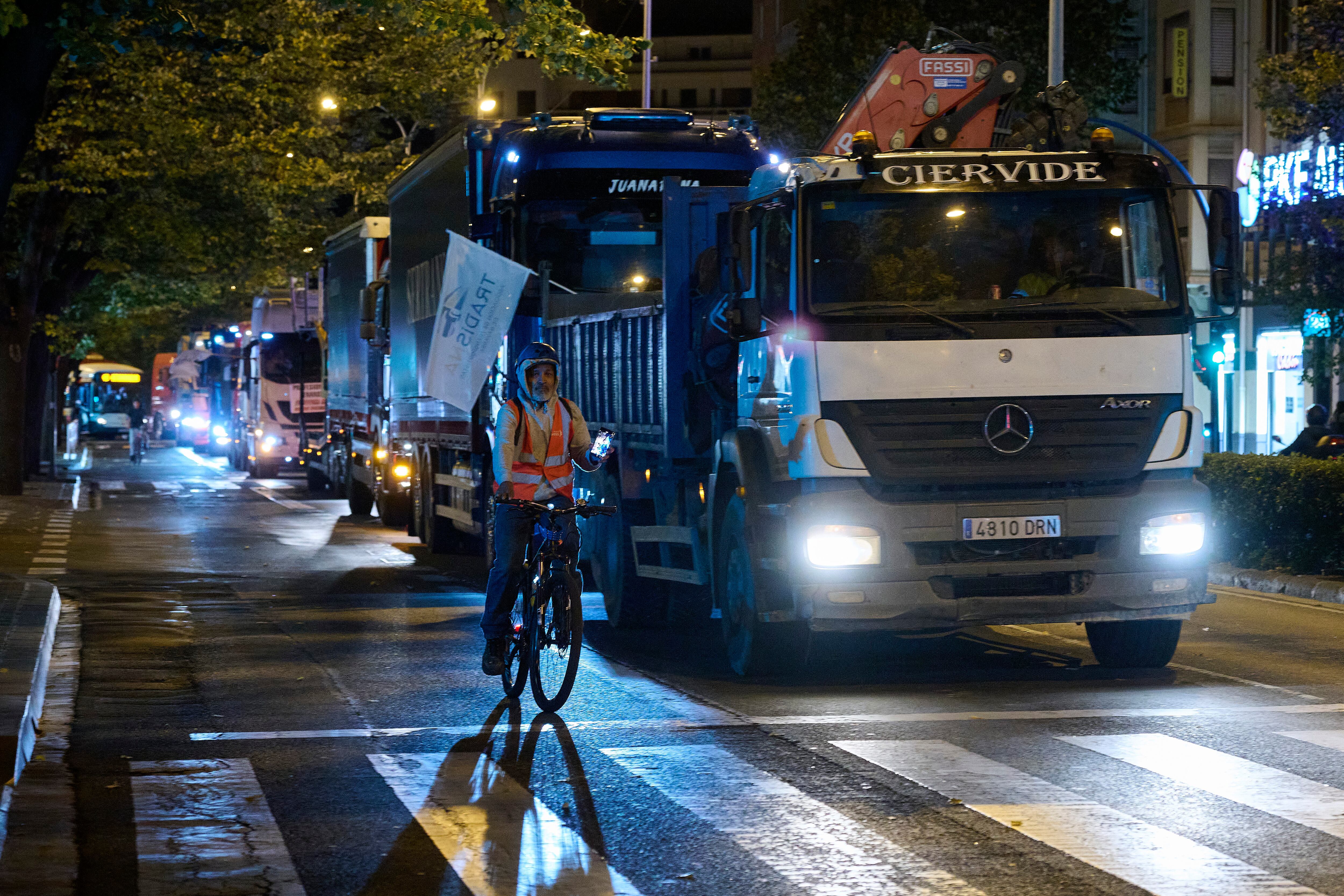 Decenas de camiones ocupan varias calles del centro de Pamplona