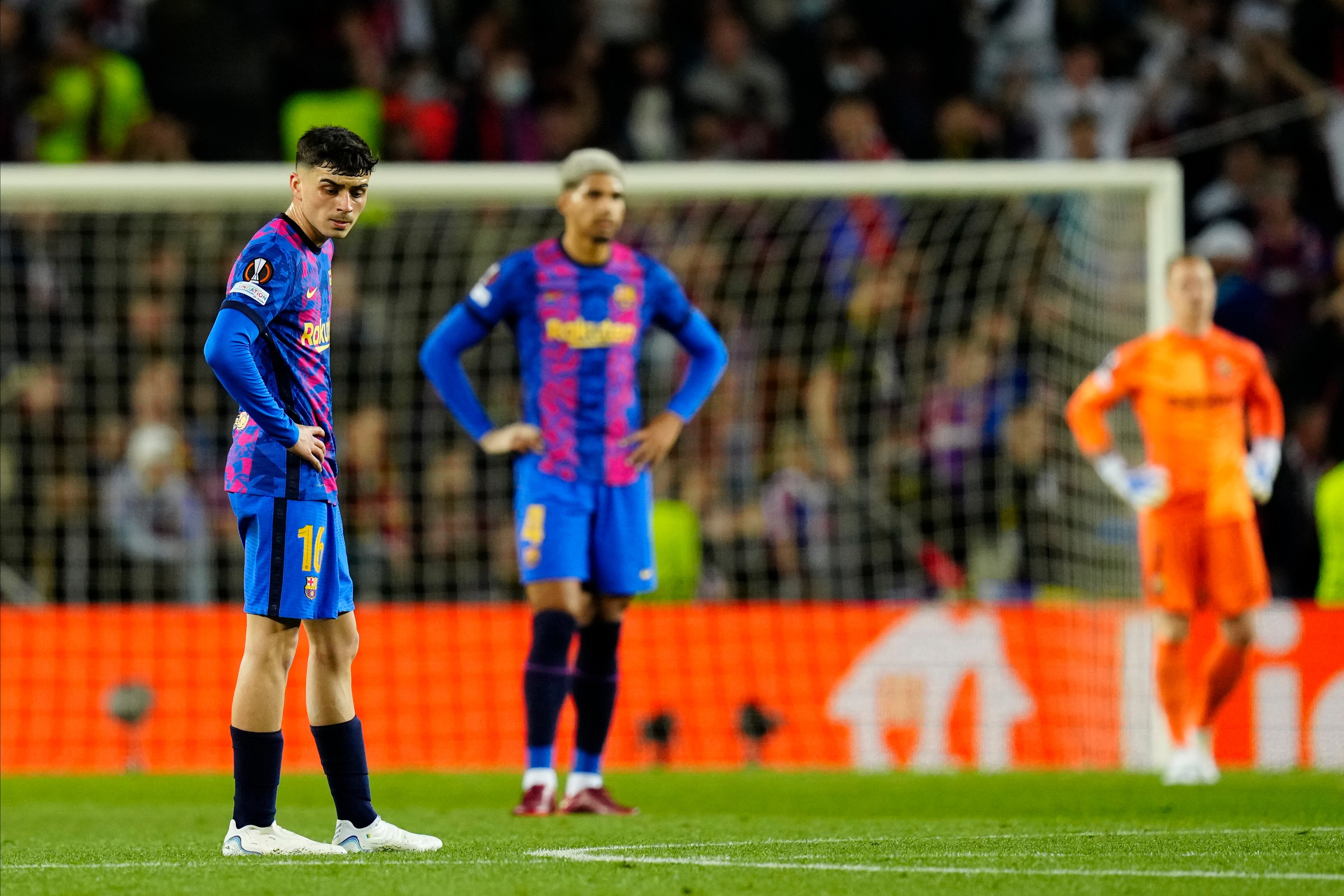 El centrocampista del FC Barcelona, Pedri, tras encajar el segundo gol contra el Eintracht