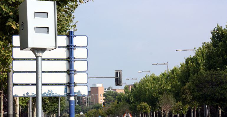 Un dels radars de control de velocitat instal·lats a Lleida, al davant de l'Hospital Santa Maria.
