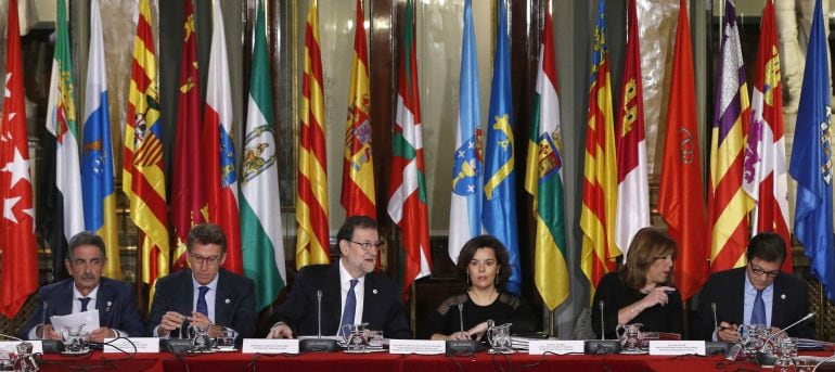 El presidente de Cantabria, Miguel Angel Revilla; el de la Xunta de Galicia, Alberto Núñez Feijóo; el presidente del Gobierno, Mariano Rajoy; la vicepresidenta del Gobierno y ministra de Administraciones Territoriales, Soraya Saénz de Santamaría; la presi