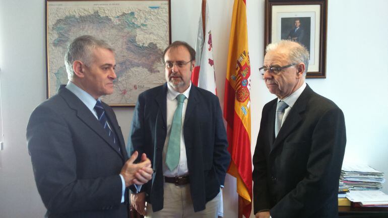 Fernando Rey en su visita institucional en Ávila entre el Delegado de la Junta, Francisco José Sánchez (izquierda) y el Director Provincial de Educación, Santiago Rodríguez (derecha)