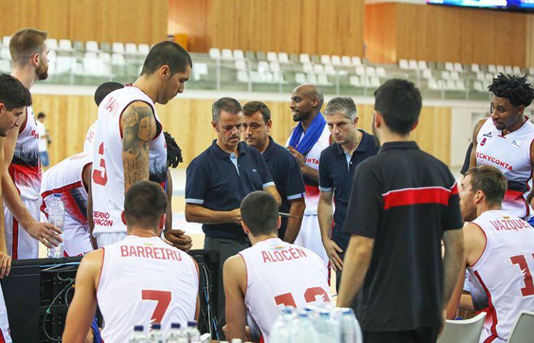 El entrenador Porfirio Fisac da instrucciones durante el partido del Circuito Movistar contra el Partizan de Belgrado