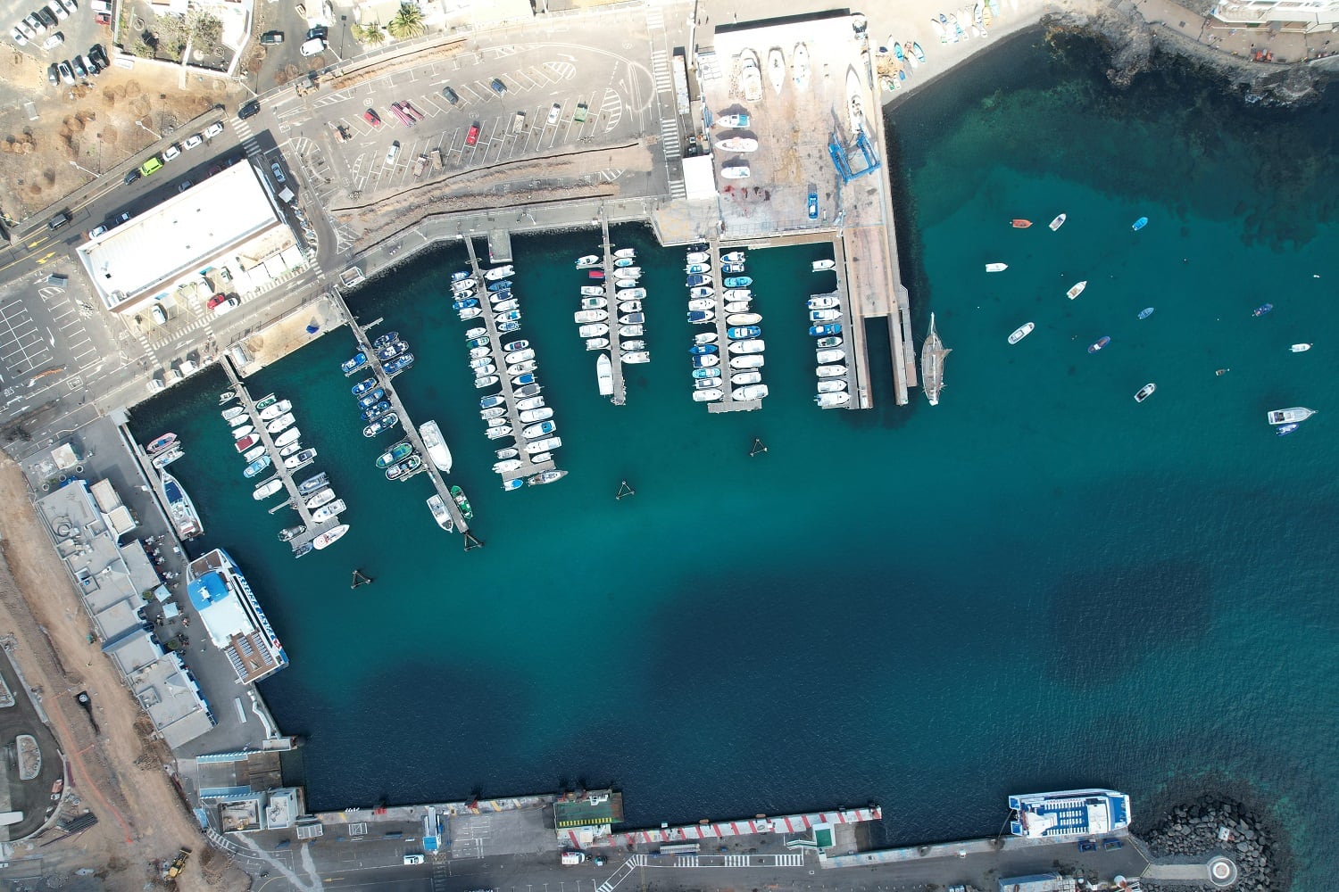 Vista aérea de los atraques deportivos del puerto de Playa Blanca.