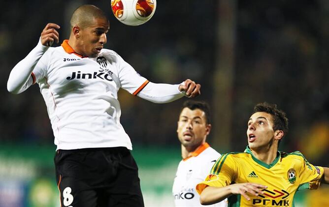 El jugador del Kuban Krasnodar Lorenzo Melgarejo  pelea por el balón frente a Sofiane Feghouli del Valencia