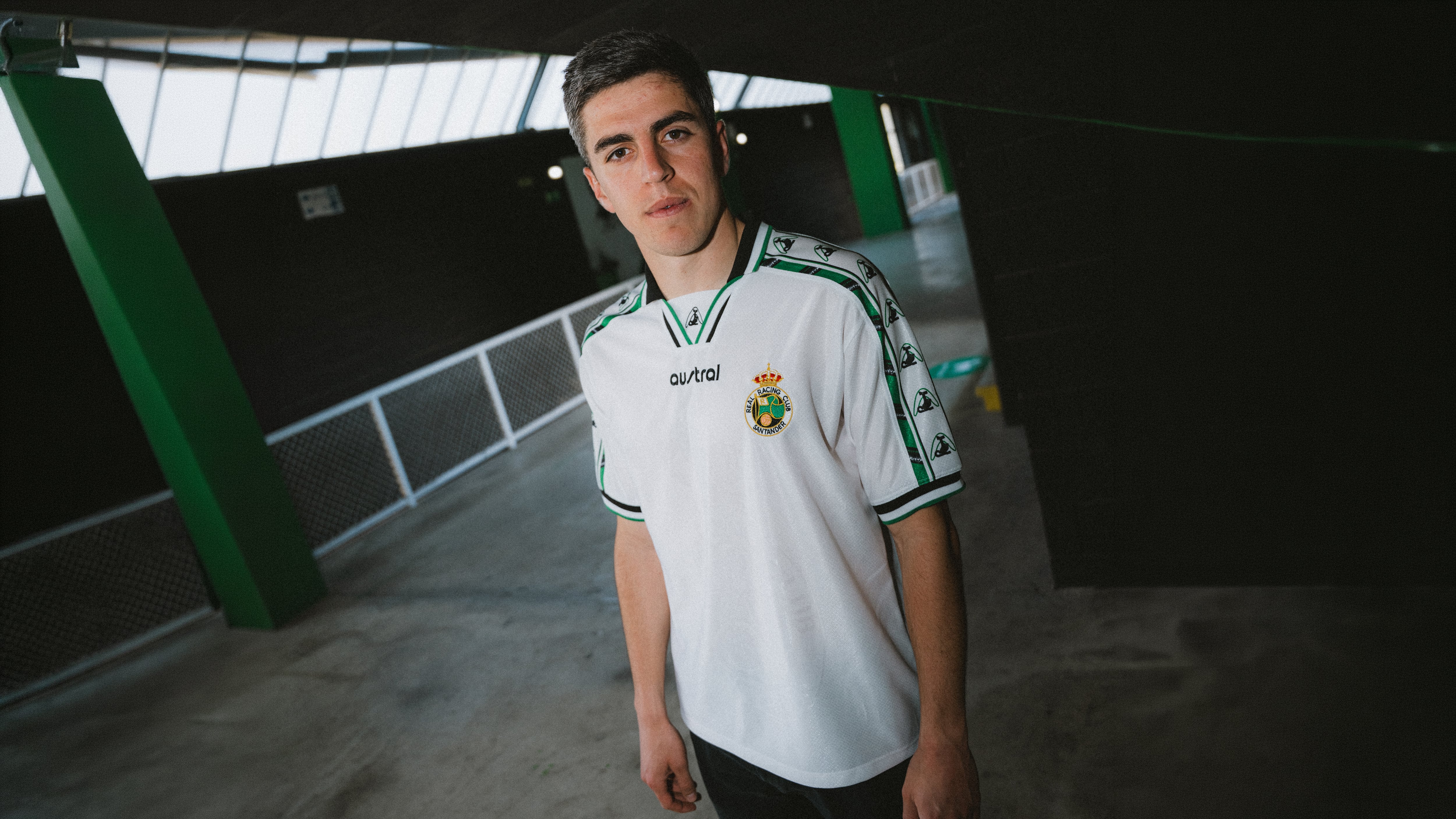 Camiseta retro de la temporada 1996-1997 elegida por el Racing de Santander para la jornada retro