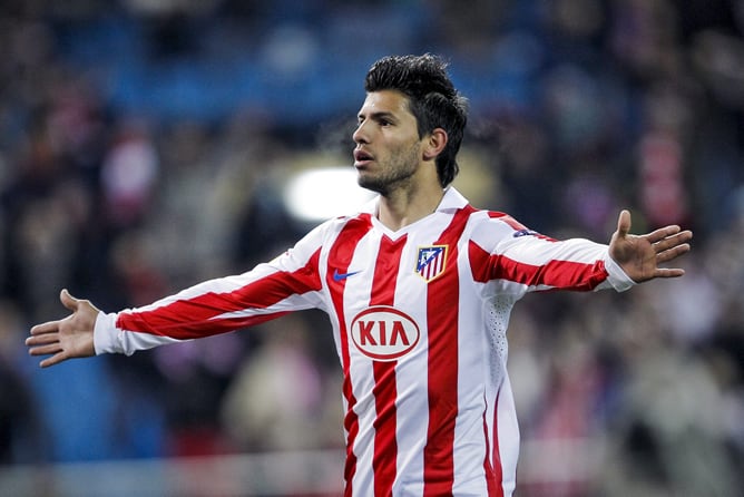 El delantero argentino del Atlético de Madrid Sergio Leonel Agüero durante el partido de Liga Europa que el club disputa frente al Aris Salónica en el estadio Vicente Calderón en Madrid