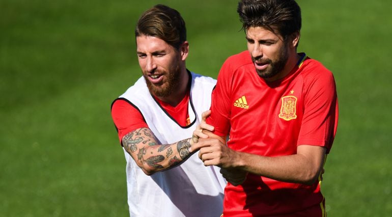 Sergio Ramos y Gerard Piqué, en un entrenamiento de la selección española de fútbol.