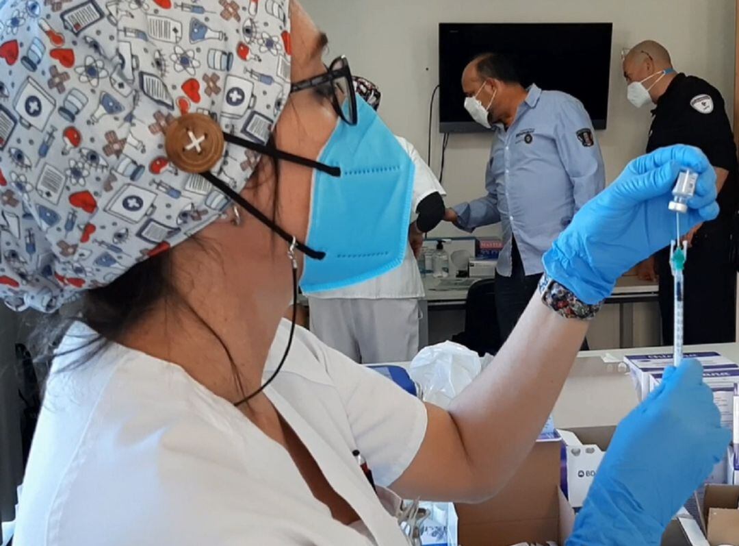 Una enfermera prepara un medicamento