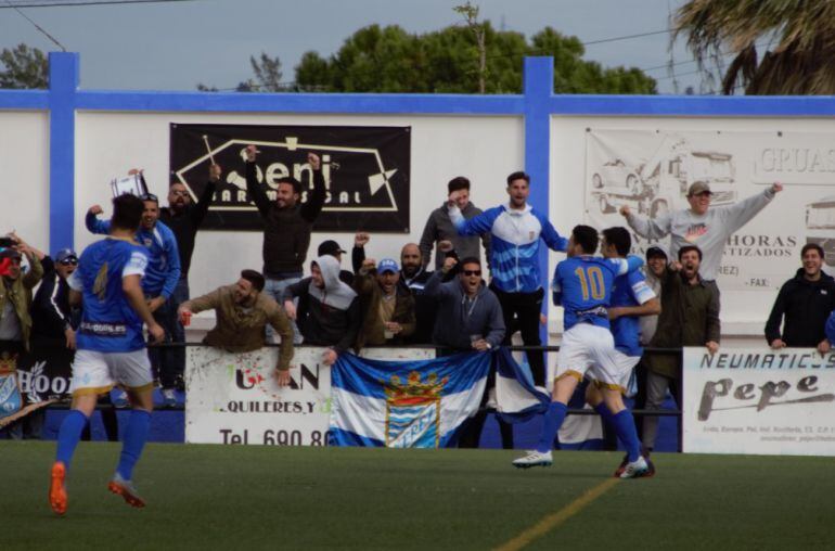 Jugadores del Xerez CD celebrando uno de los goles ante el Arcos CF