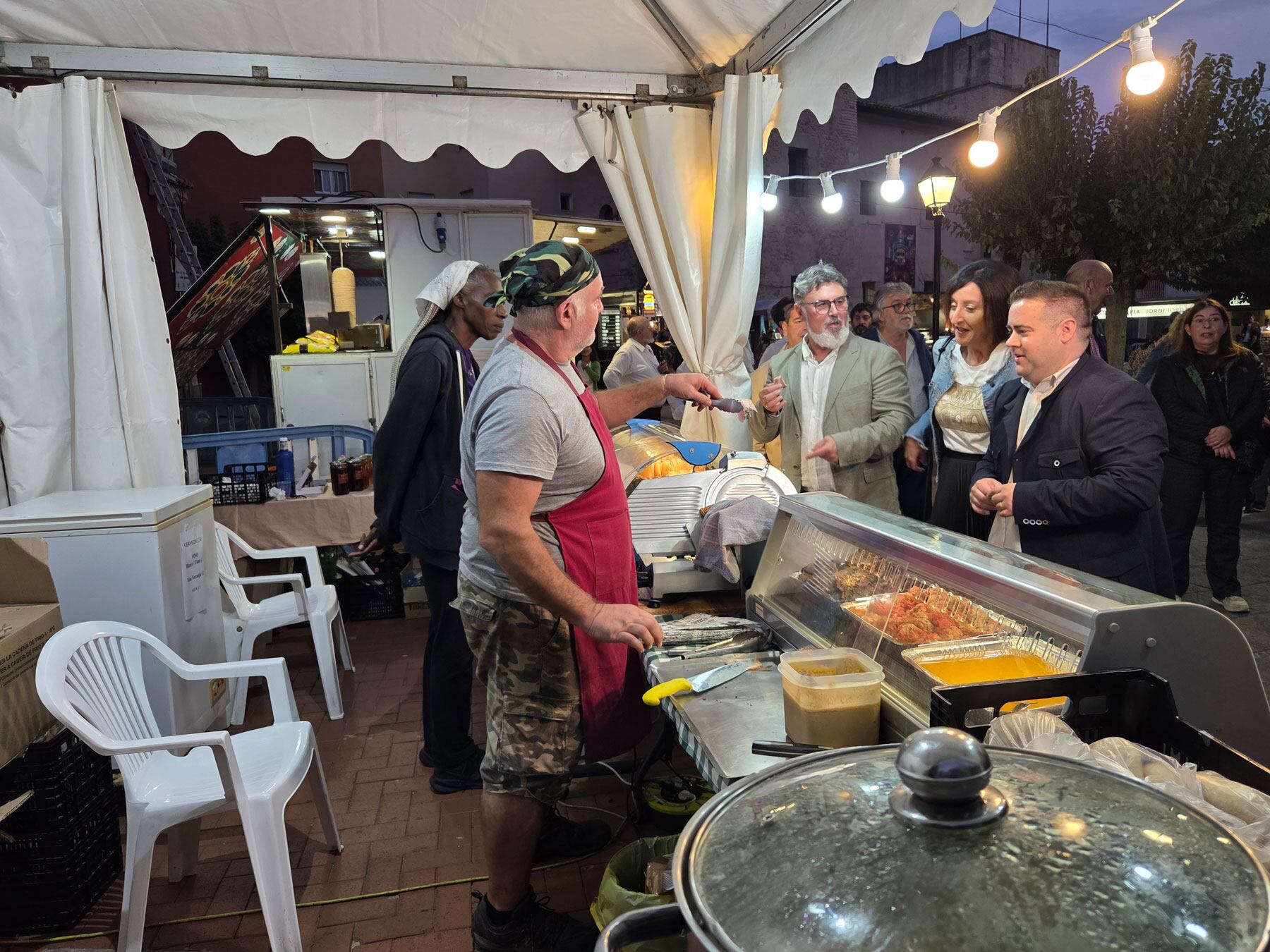 Les autoritats han fet un recorregut pels diferents estands que hi ha a la plaça Matzem