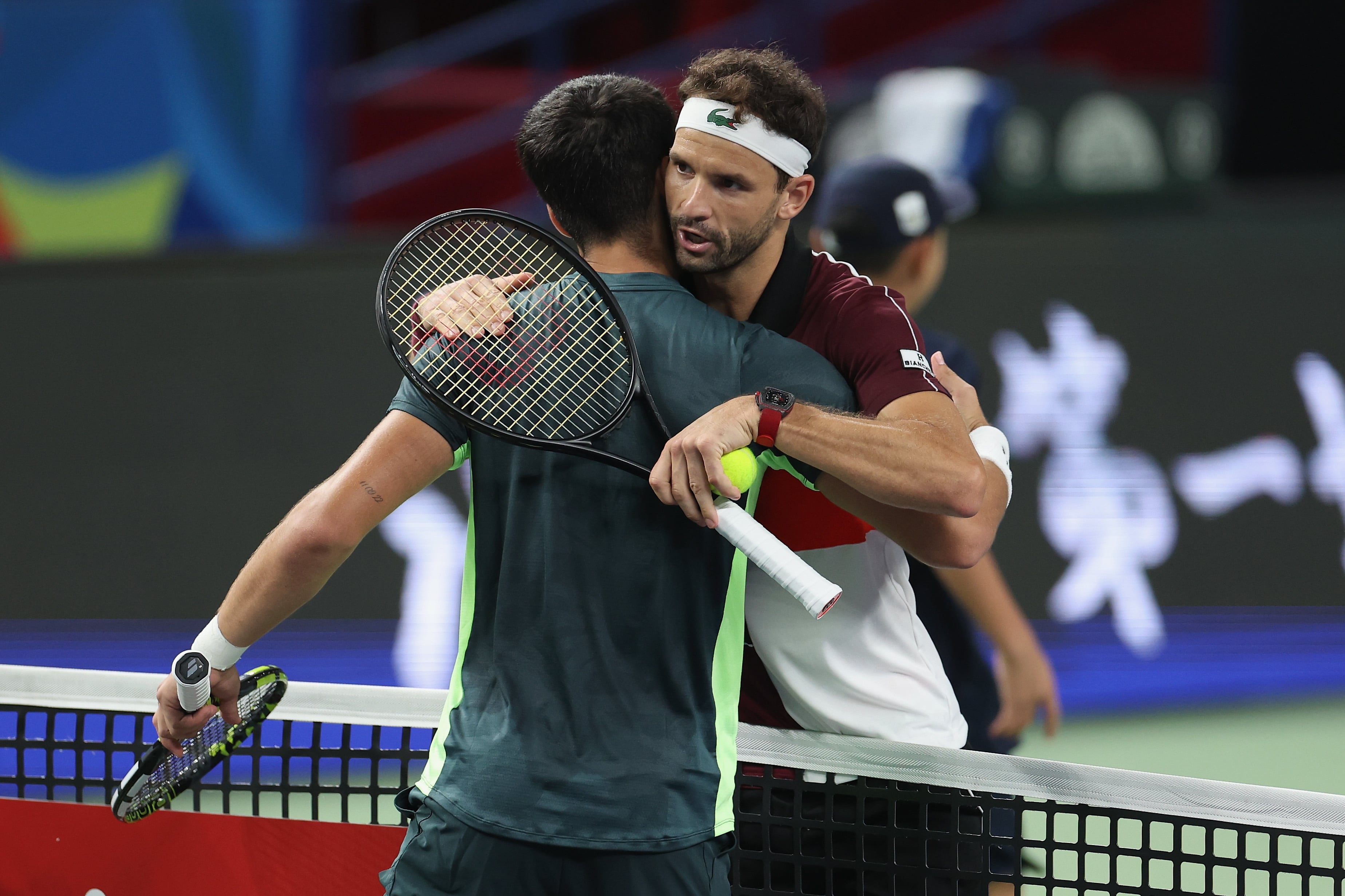 Alcaraz, eliminado en octavos del Masters 1.000 de Shanghái tras caer ante el búlgaro Dimitrov . (Lintao Zhang/Getty Images)