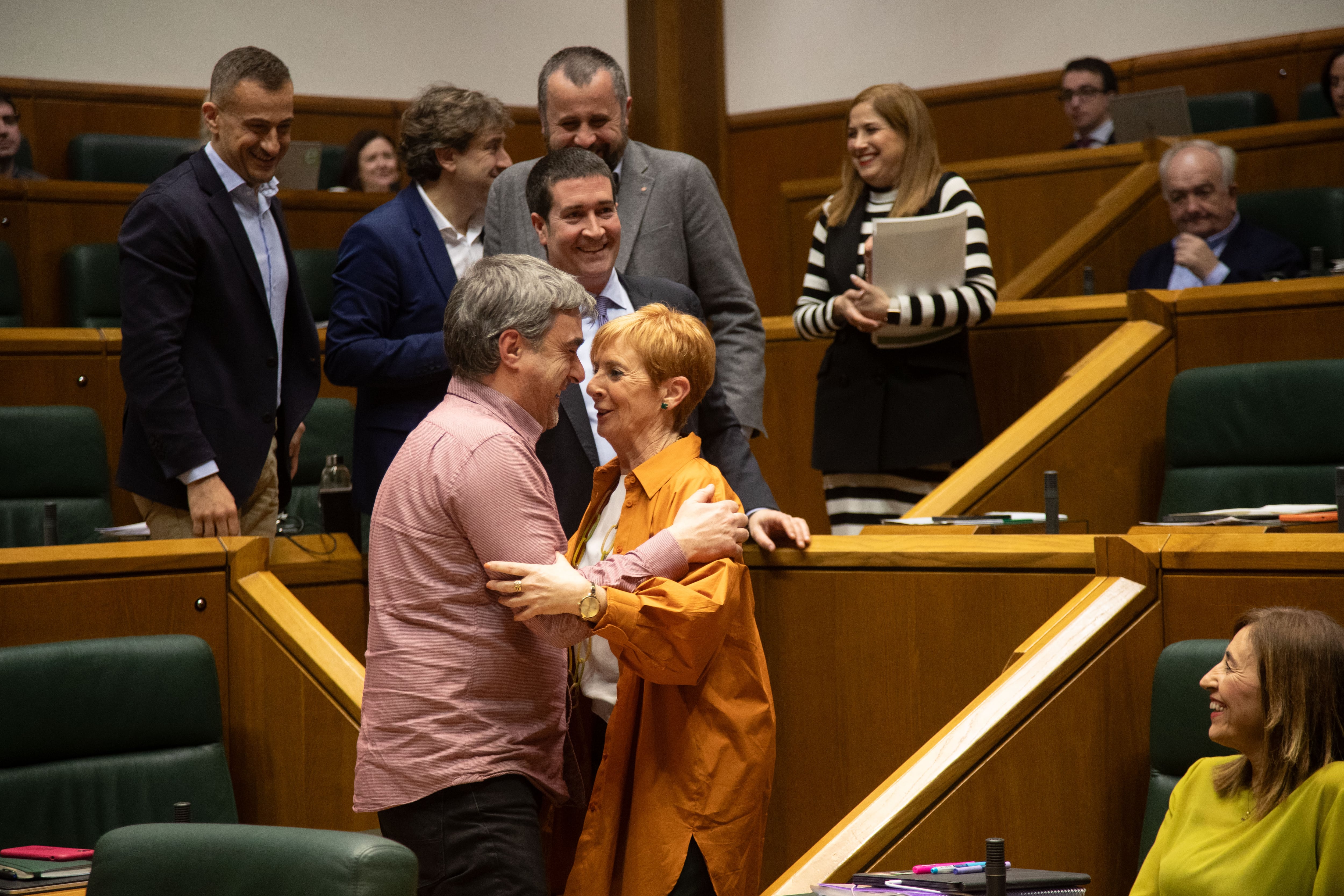 Mikel Otero y Arantxa Tapia se abrazan tras aprobarse la ley en el pleno del Parlamento vasco