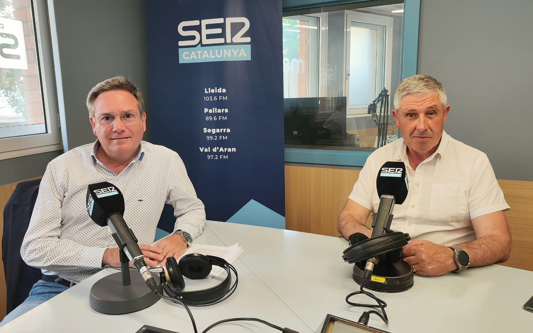 A l'esquerra, l'alcalde de Vilanova de la Barca, Albert Solsona, i a la dreta, l'alcalde de Llardecans, Xavier Mor.