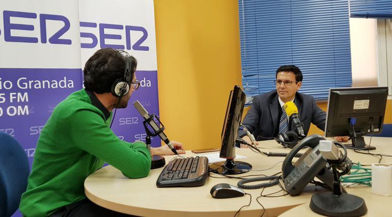 Enrique Árbol entrevista en los estudios de Radio Granada al alcalde de Granada, Paco Cuenca