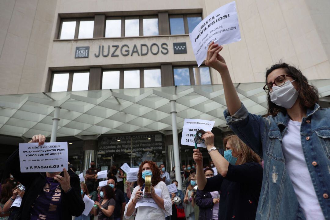 &quot;Cacerolada&quot; convocada este viernes por los sindicatos de la Mesa Sectorial de Justicia de Madrid, CSIF, STAJ, ASIJ y CCOO, delante de los Juzgados de Plaza de Castilla por &quot;el reparto clasista&quot; de las plazas de aparcamiento en los juzgados de Madrid. 