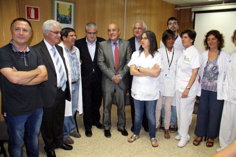 Equip de professionals de primària d'Olot que han seguit el cas de diftèria, reunits amb el conseller de Salut