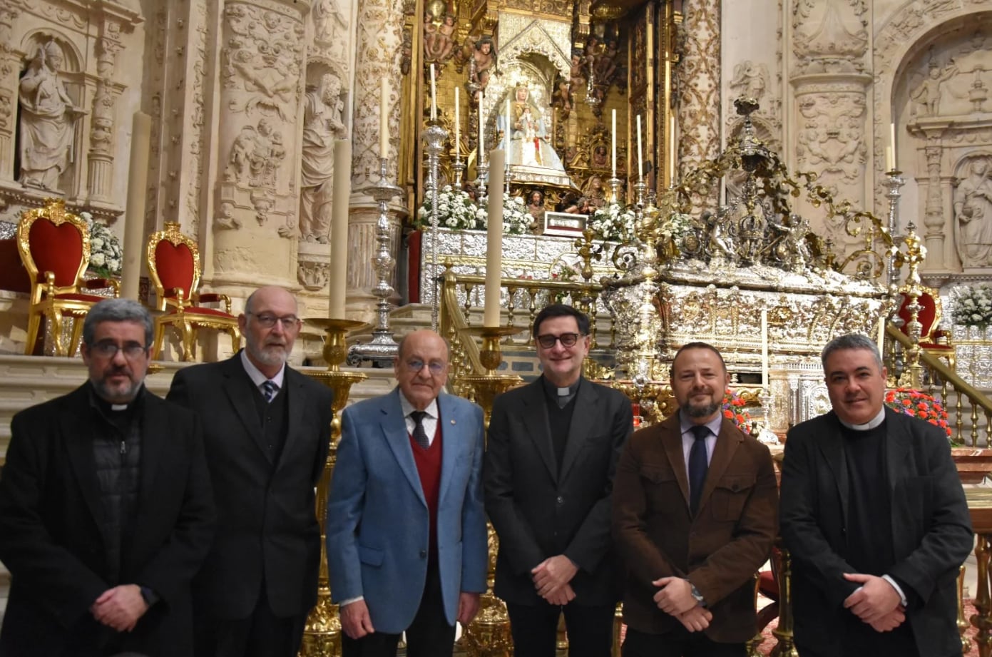 De izquierda a derecha, Francisco Román, Antonio Ramos, presidente de la Asociación de Fieles de la Virgen de los Reyes; Joaquín López, Francisco Ortiz, deán del Cabildo Catedral; Francisco Javier Sánchez de los Reyes y Adrián Ríos, ante la Virgen de los Reyes