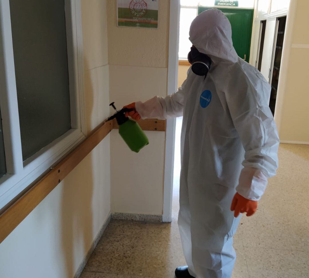 Militares participan en la labores de desinfección de las dependencias del viejo hospital Clínico de Granada, reabierto para atender a pacientes con coronavirus
