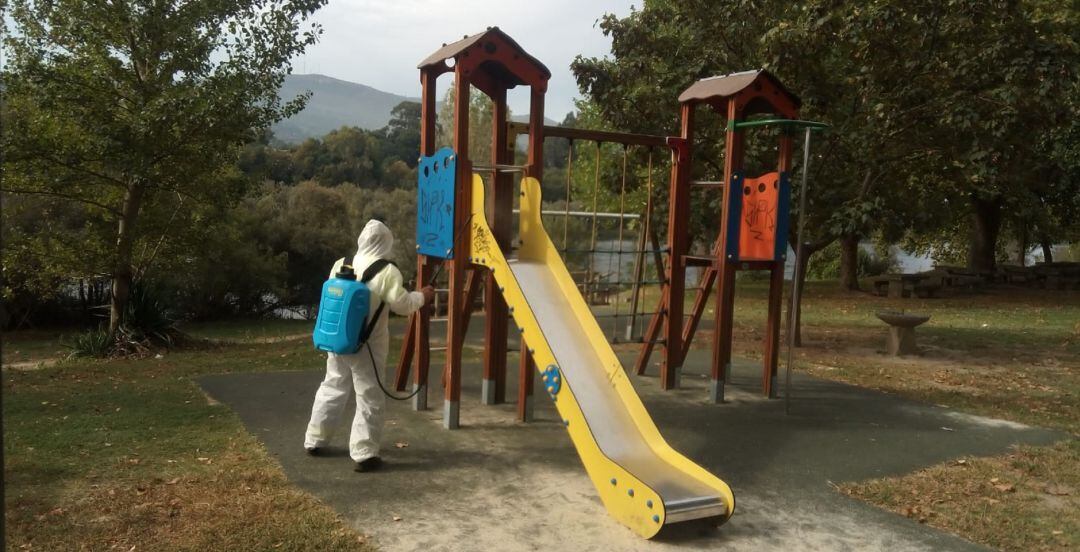 Desinfección de un parque infantil en Tui.