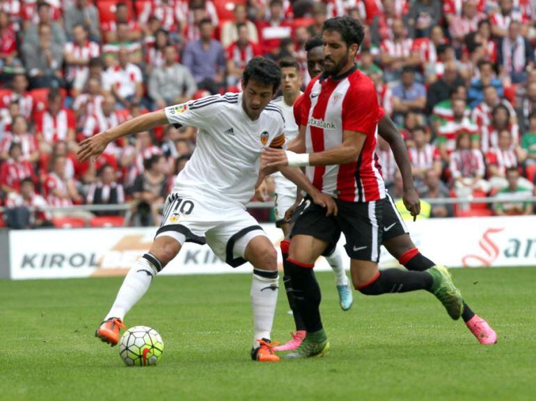 Parejo y Raúl García pugnan por un balón