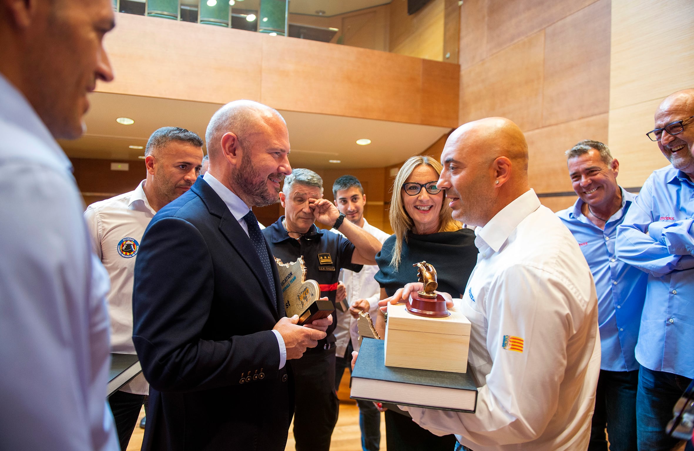 El equipo de rescate de bomberos de Gandia en la recepción de la Diputación.