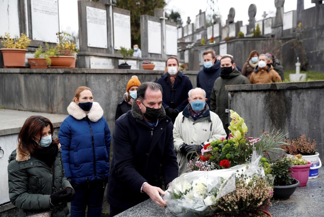 El presidente del PP en el País Vasco,Carlos Iturgaiz, este sábado en el homenaje de su partido al concejal de Zarautz José Ignacio Iruretagoyena, asesinado por ETA hace 23 años